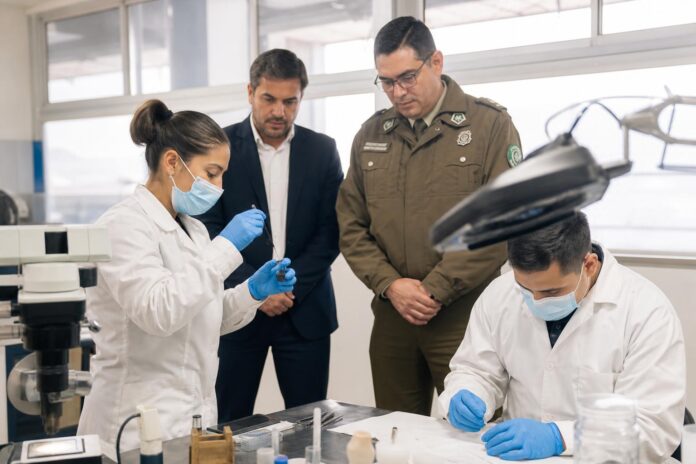 Seremi de Seguridad Pública conoce capacidades del Laboratorio de Criminalística de Carabineros en Iquique