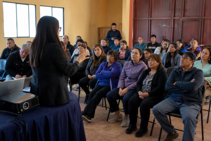 Comunidad de Nuevo Oasis de Pica participa en conversatorio por los 20 años de Quiero Mi Barrio