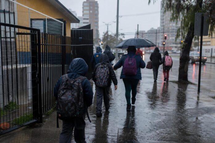 Suspenden clases en 10 comunas de la Región Metropolitana por nuevo sistema frontal