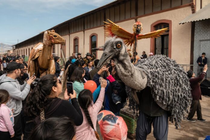 Pasacalle de animales de Tarapacá inaugura la Estación del Libro Iquique 2026