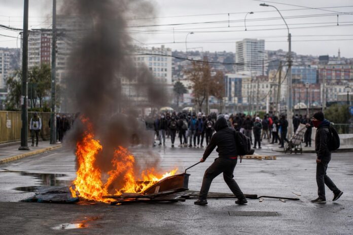 Manifestaciones por el 18-O dejan incidentes aislados en Valparaíso, Valdivia y Puerto Montt