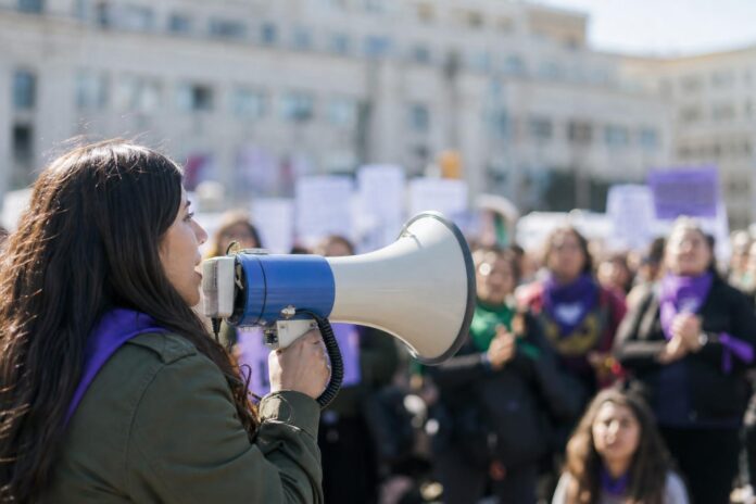 Ministra de la Mujer cuestiona descalificaciones contra mujeres en política y defiende continuidad del Ministerio