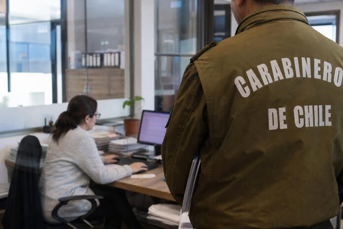 Carabineros abre 22 vacantes para civiles con sueldos de hasta $2 millones