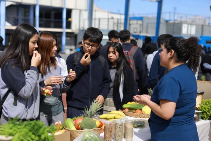 Feria intersectorial en Iquique promueve la alimentación saludable entre estudiantes