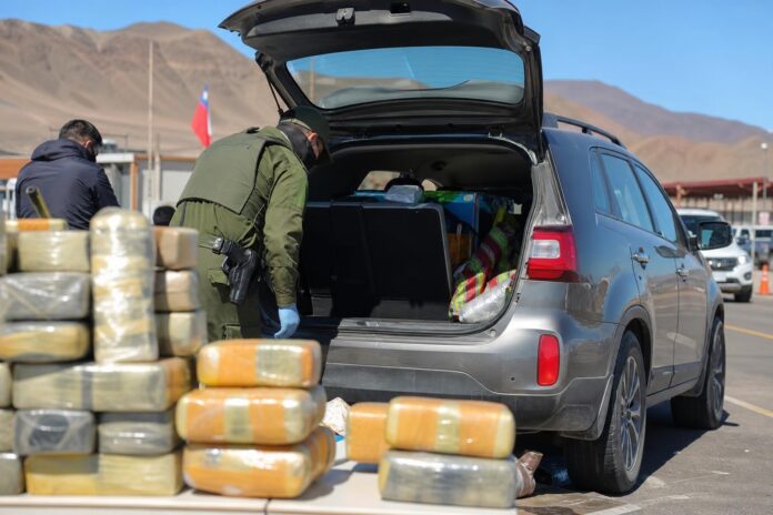 Detienen en Tarapacá a hombre que trasladaba 18 kilos de droga ocultos en una camioneta