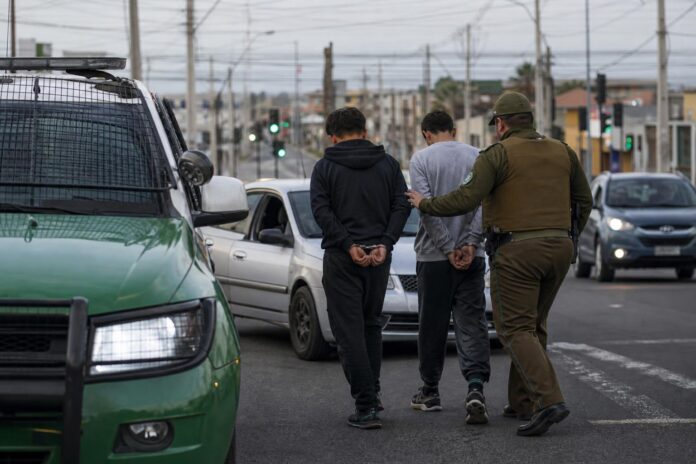 Dos adolescentes fueron detenidos tras persecución y recuperación de vehículo robado en Alto Hospicio