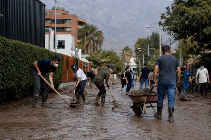 Las Condes despliega voluntarios y medidas sanitarias tras aluvión