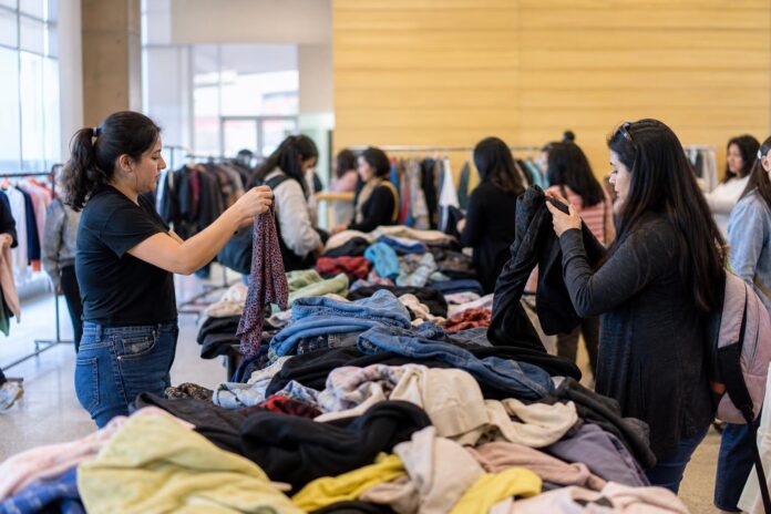 Feria de intercambio de ropa permitió reutilizar cerca de 400 prendas en Iquique