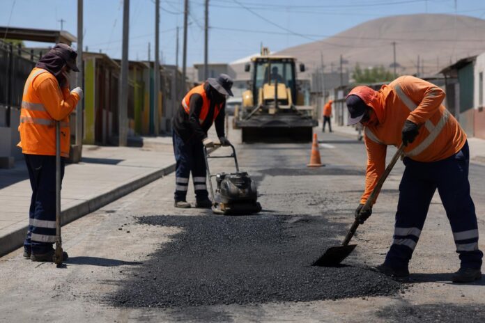 Alto Hospicio refuerza reparación de calles con trabajos diurnos y nocturnos