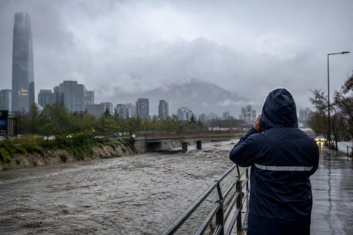 Gobierno advierte nuevas lluvias y granizos en la Región Metropolitana y evalúa riesgo de aluviones