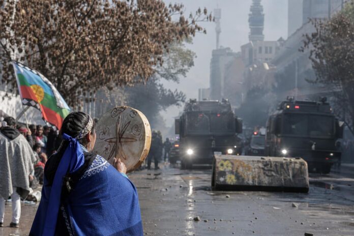 Marcha del 12 de octubre en Santiago registró incidentes menores y rayados