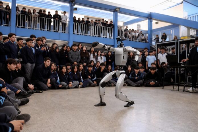 Robot humanoide Unitree G1 sorprende a la comunidad educativa en feria científica de Iquique