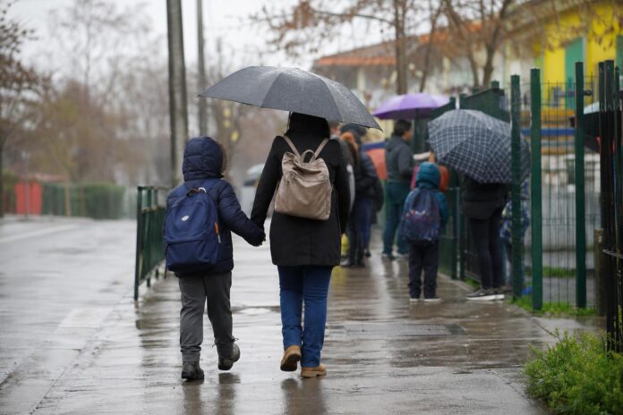 Municipios de cuatro regiones mantienen suspensión de clases por sistema frontal