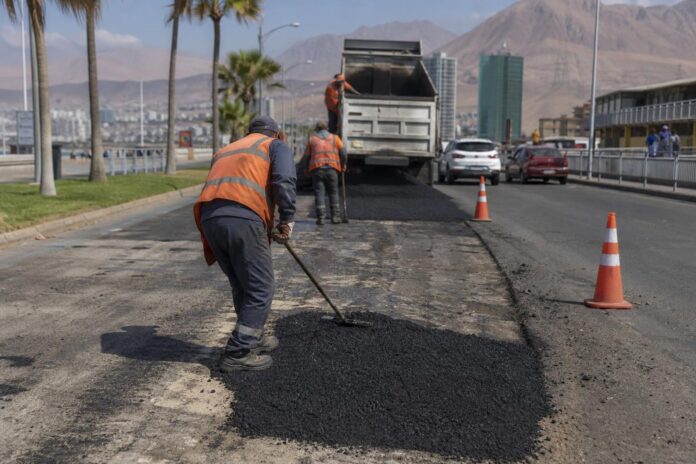 Comienza plan de bacheo en calles de Iquique tras daños provocados por las lluvias
