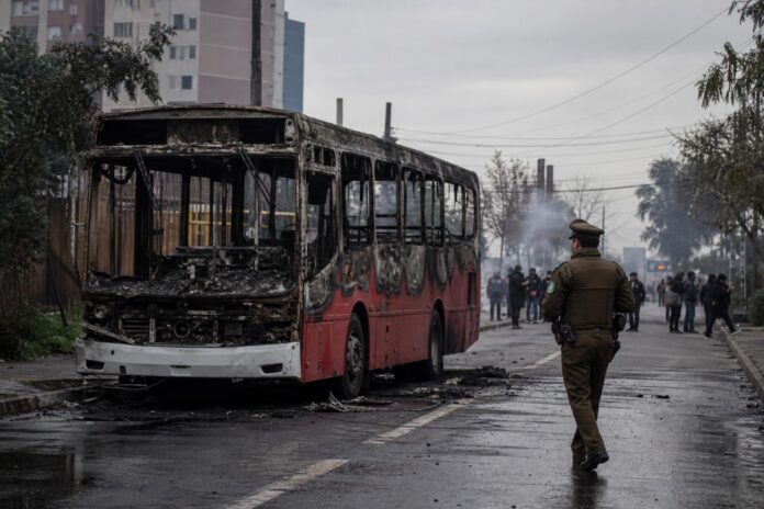 Incendian bus RED y atacan con bombas molotov a Carabineros durante manifestación en Conchalí