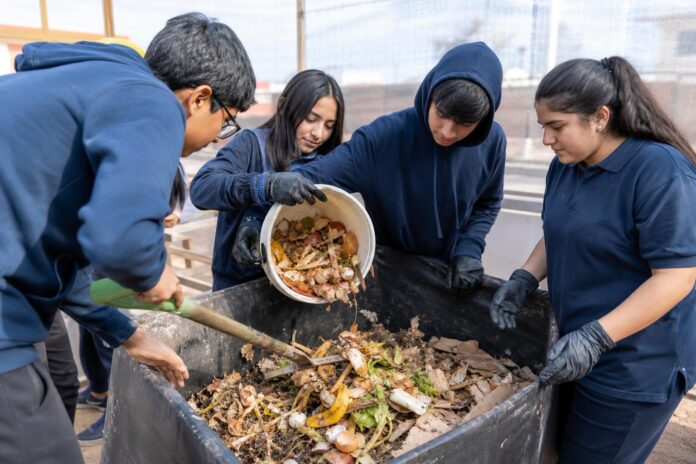 Estudiantes de Liceo de Pozo Almonte construyen vermicompostera escolar