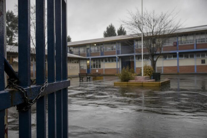 Suspenden clases en establecimientos públicos del Biobío debido a sistema frontal