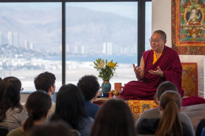 Monje budista tibetano compartió enseñanzas sobre bienestar y paz interior en Iquique