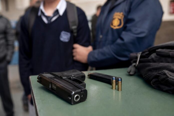 Estudiante de 16 años fue detenido con arma de fogueo modificada en liceo de San Miguel