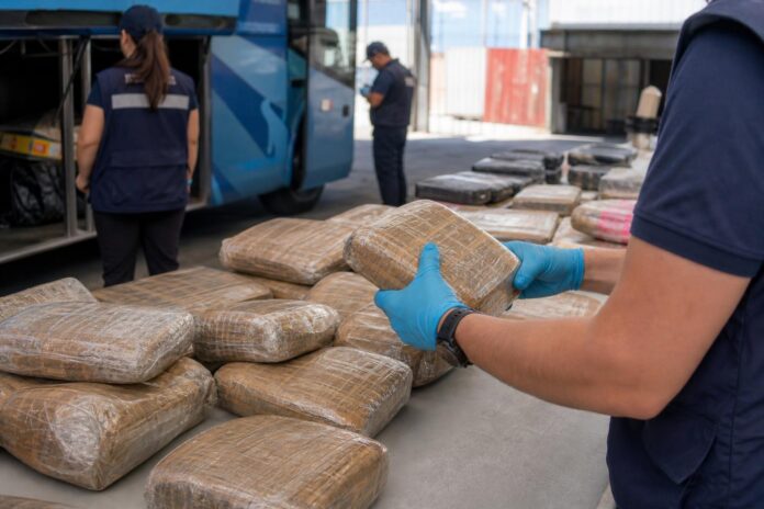 Aduanas incauta más de 14 kilos de droga ocultos en encomiendas y un bus