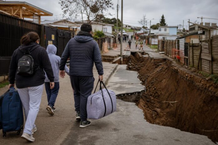 Evacúan a más de 20 familias por socavón de casi medio kilómetro en Arauco