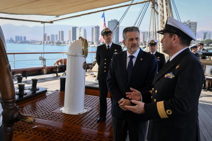 Ministro de Defensa visita el Museo Corbeta Esmeralda en Iquique