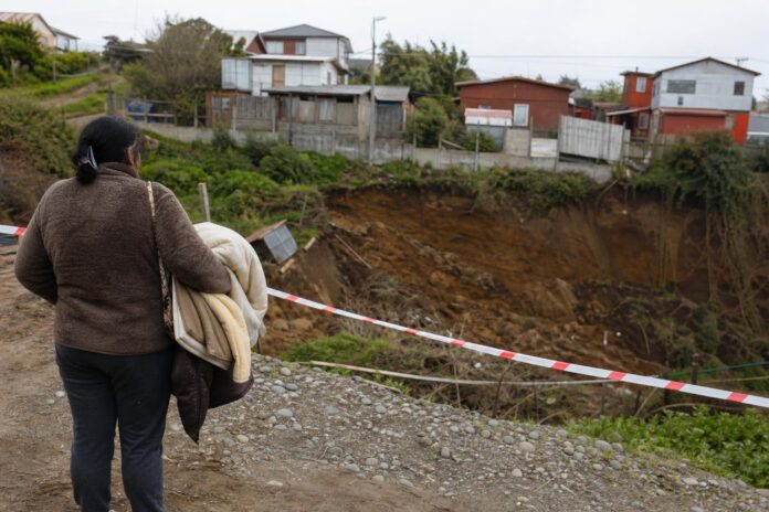 Evacúan a familias por socavón de 500 metros que amenaza viviendas en Arauco