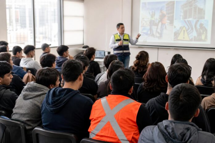 Estudiantes participan en jornada sobre seguridad y salud laboral en Tarapacá