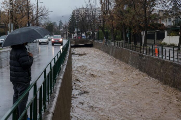 Aguas Andinas asegura normalidad en servicios tras aluvión en Las Condes