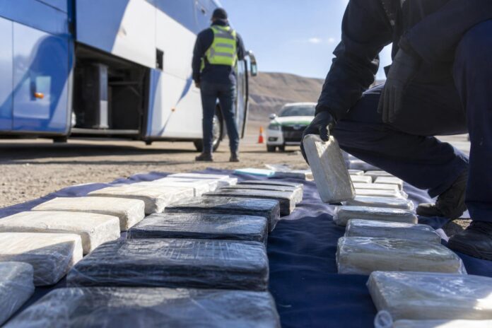 Aduanas incauta más de 34 kilos de drogas ocultos en un bus fiscalizado en Quillagua