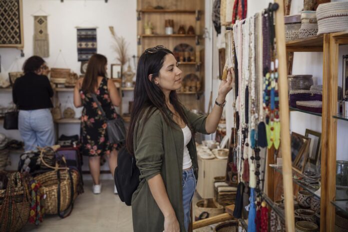 Tienda colaborativa reúne a 12 emprendedoras locales en el Paseo Baquedano