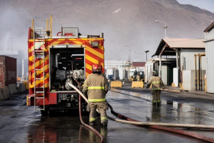 Bomberos mantiene controlado incendio en el Recinto Amurallado de ZOFRI
