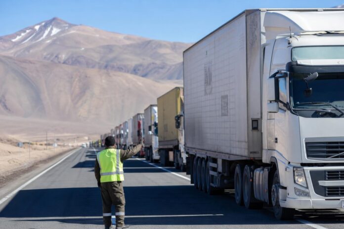 Restringen circulación de camiones por rutas alternativas de Colchane
