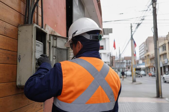 CGE inspeccionó conexiones eléctricas irregulares en el centro de Iquique