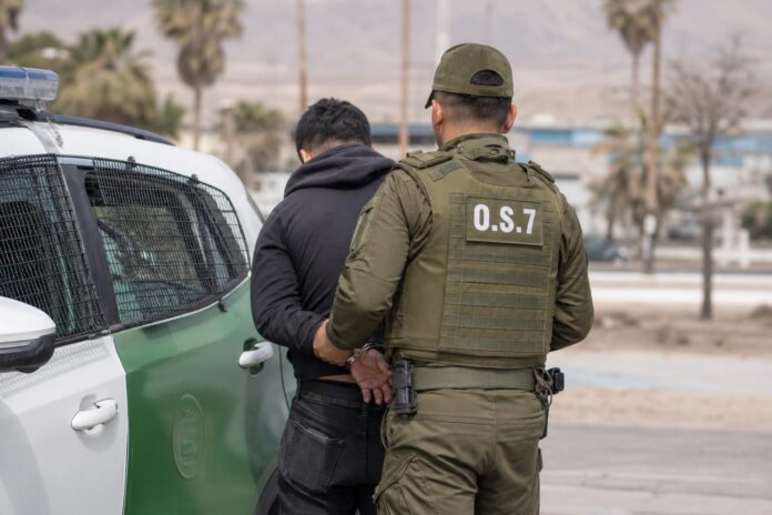 Detienen en Alto Hospicio a conductor con orden vigente y una pistola cargada