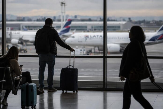 Aeropuerto de Santiago registra 14 meses consecutivos de caída en el tráfico de pasajeros