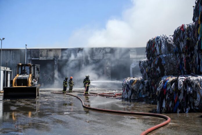 Rebrotes mantienen activo incendio en galpón de ropa en la Zona Franca de Iquique