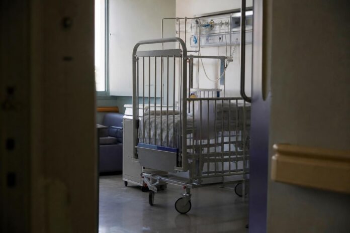 Informe establece que cuna de lactante fallecido en Hospital de Temuco estaba mal ajustada