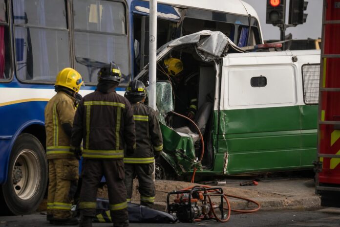 Dos carabineros quedaron atrapados tras choque entre bus y furgón policial en Iquique