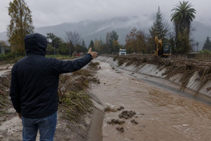Alcalde de Peñalolén denuncia que maquinaria comprometida para limpiar quebradas aún no llega