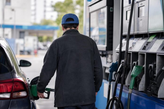 Mario Marcel propone ajustar el Mepco para evitar alzas bruscas en las bencinas