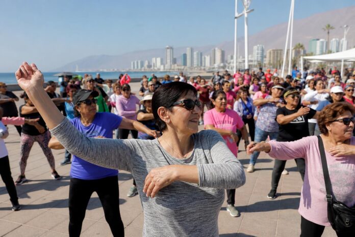 Más de 600 personas mayores participaron en caminata por el envejecimiento activo en Iquique