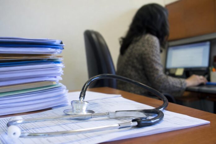 Fiscalía de Iquique investiga a seremi de la Mujer por presunto fraude en licencias médicas