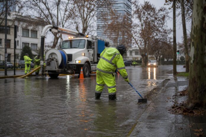 Municipalidad de Santiago instala cuatro puntos de emergencia ante sistema frontal