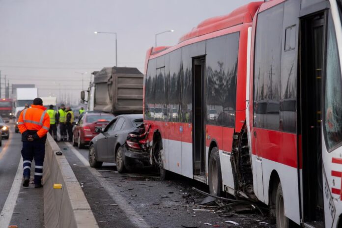 Seis heridos deja colisión múltiple en la Autopista Central: ninguno está en riesgo vital