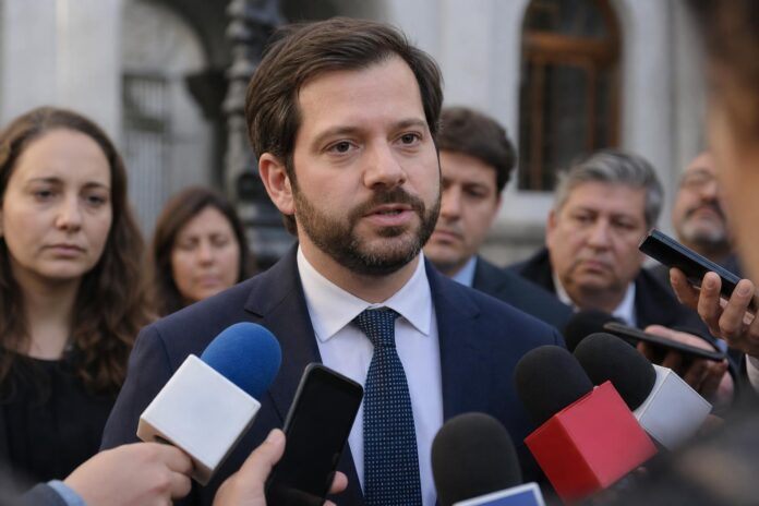 Biministro Claudio Alvarado critica encuentro de Bachelet con dirigentes opositores