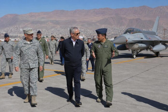 Ministro de Defensa inspecciona la Primera Brigada Aérea en Iquique