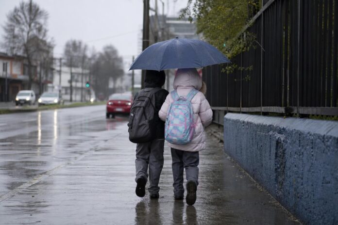 Gobierno suspende clases en 16 comunas de Valparaíso por sistema frontal