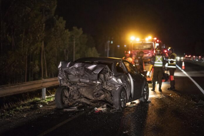 Una mujer muere y dos personas quedan en riesgo vital tras choque en la Ruta 160