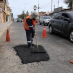 Municipalidad de Iquique explica por qué solo repara baches y no repavimenta calles completas